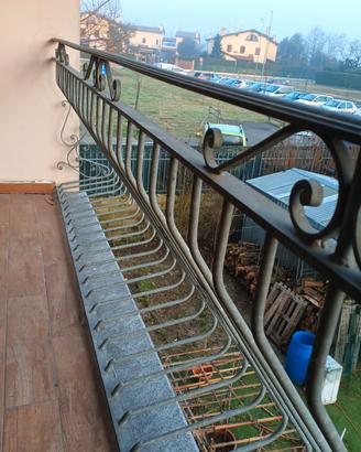 due ringhiere parapetti inferriate per balcone f