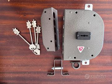Serratura per blindare una porta