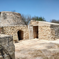 Trullo con 2 ettari di terreno nel Salento