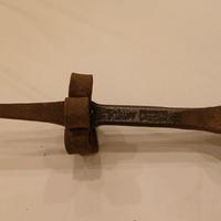 Antico incudine battifalce a gradino cm.35