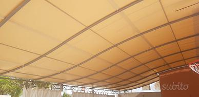 Struttura in ferro con tendone impermeabile.