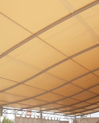 Struttura in ferro con tendone impermeabile.