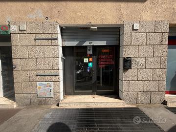 Locale commerciale con canna fumaria