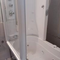 Vasca idromassaggio con doccia
