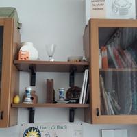 pensile a vetrinette con mensole