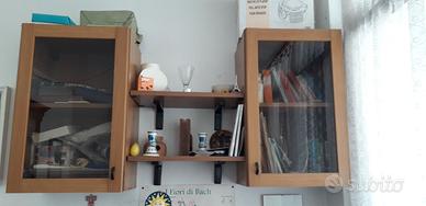 pensile a vetrinette con mensole