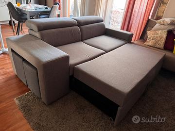Divano con pouf  estraibile