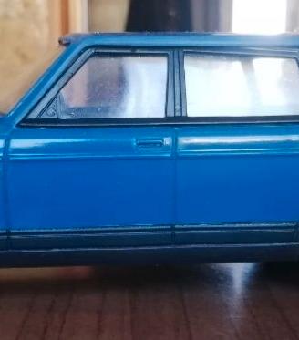 Modello Volvo 240 GL scala 1/18