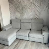 Divano Poltrone Sofà con penisola e seduta motoriz