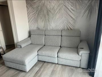 Divano Poltrone Sofà con penisola e seduta motoriz