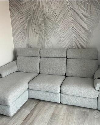 Divano Poltrone Sofà con penisola e seduta motoriz