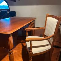 Scrivania in legno massello con sedia coordinata