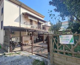 Soluzione indipendente con giardino e box doppio!
