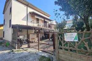 Soluzione indipendente con giardino e box doppio!