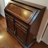 Mobile antico con scrittoio a ribalta