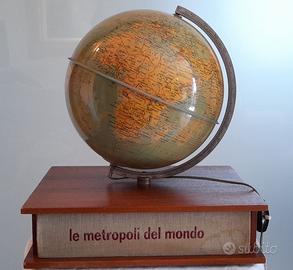 Mappamondo luminoso con mobile e volume editoriale