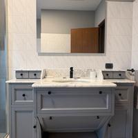 Mobile da bagno in marmo e specchio con luce