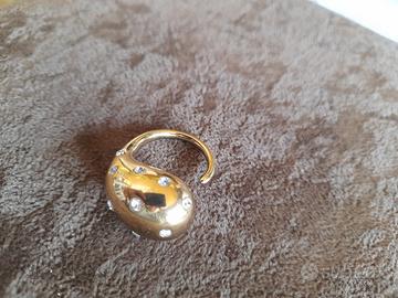 anello in acciaio dorato e strass goccia grande