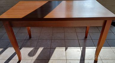 Tavolo color ciliegio con piedi in faggio 1.40x80