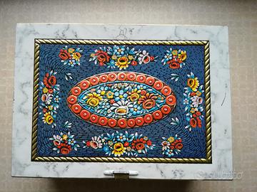 Scatola in latta per caramelle vintage