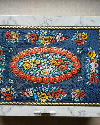 Scatola in latta per caramelle vintage