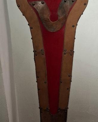 Supporto vintage per spada ornamentale