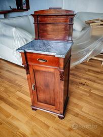 Comodino antico in noce