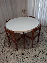 Tavolo con sedie