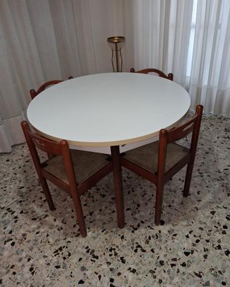 Tavolo con sedie