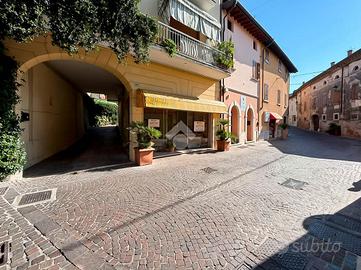 NEGOZIO A MANERBA DEL GARDA