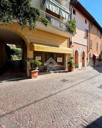 NEGOZIO A MANERBA DEL GARDA