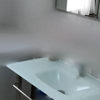 Lavandino da bagno in vetro con specchio