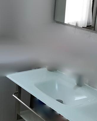 Lavandino da bagno in vetro con specchio