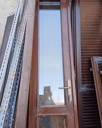 Finestre e porte finestra in legno con persiane