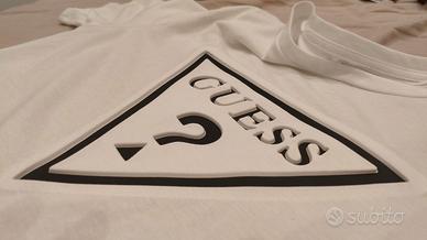 Maglietta Guess con marchio rilievo 3D