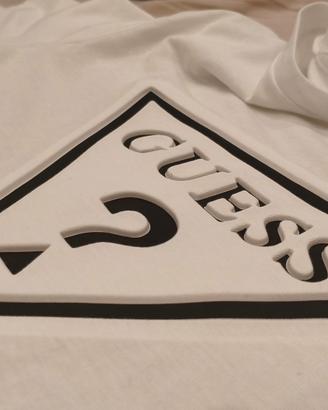 Maglietta Guess con marchio rilievo 3D
