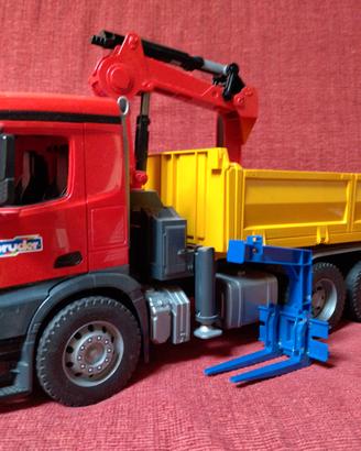 Camion con braccio Bruder