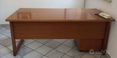 Scrivania in legno massiccio con cassettiera
