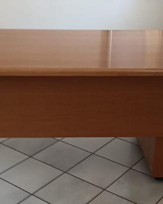 Scrivania in legno massiccio con cassettiera