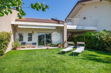 VILLA A SCHIERA A COSTERMANO