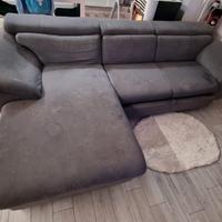 divano con poggiapiedi estraibile