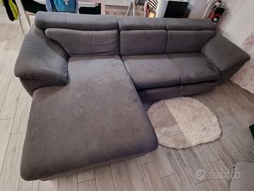 divano con poggiapiedi estraibile