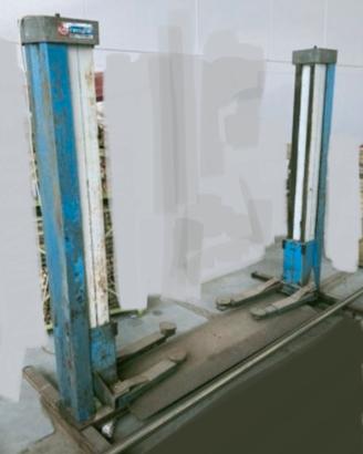 Ponte sollevatore auto.