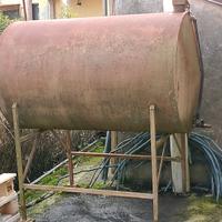 Cisterna per nafta rialzata