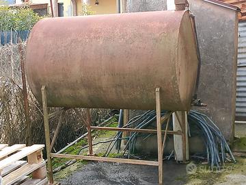 Cisterna per nafta rialzata