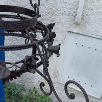 Lampadario in ferro battuto con foglie e rose