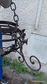 Lampadario in ferro battuto con foglie e rose