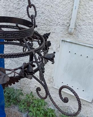 Lampadario in ferro battuto con foglie e rose