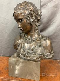Scultura in bronzo su base in marmo