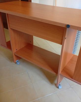 Scrivania in legno